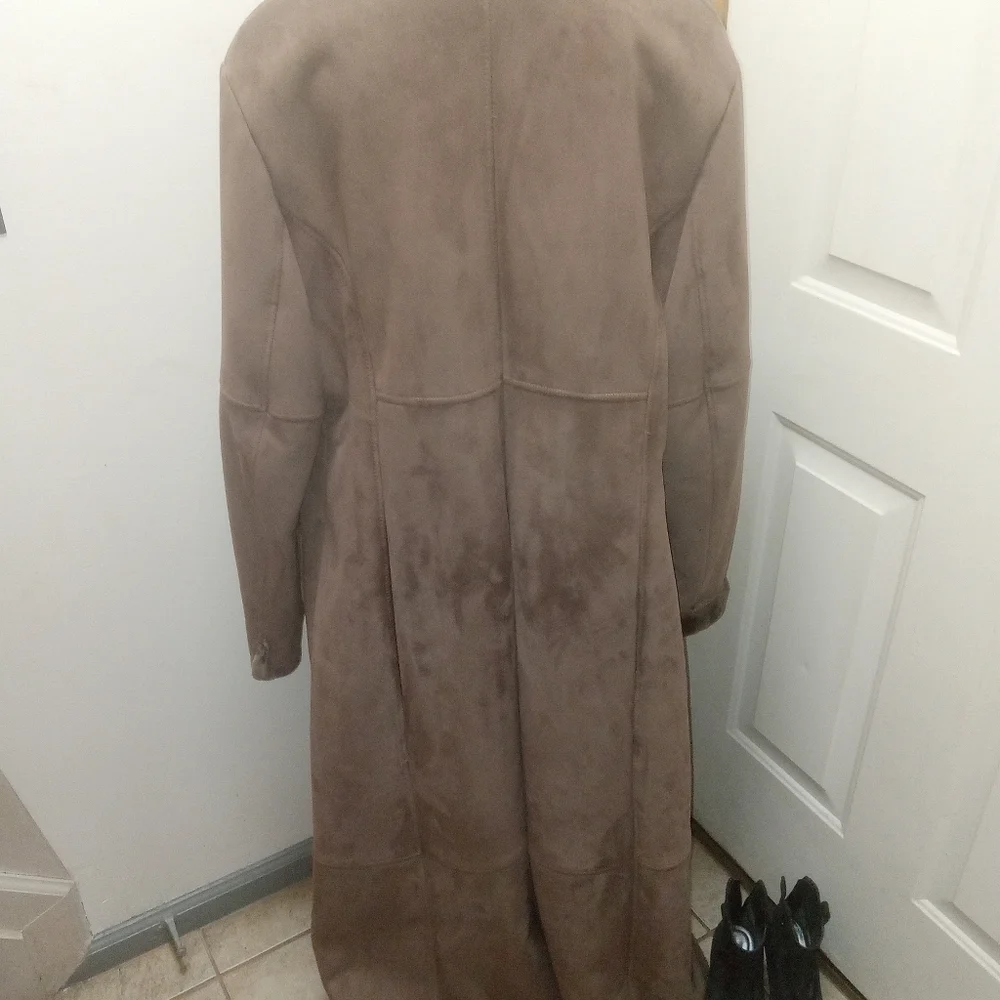 Woman's  Coat - Picture 5 of 5